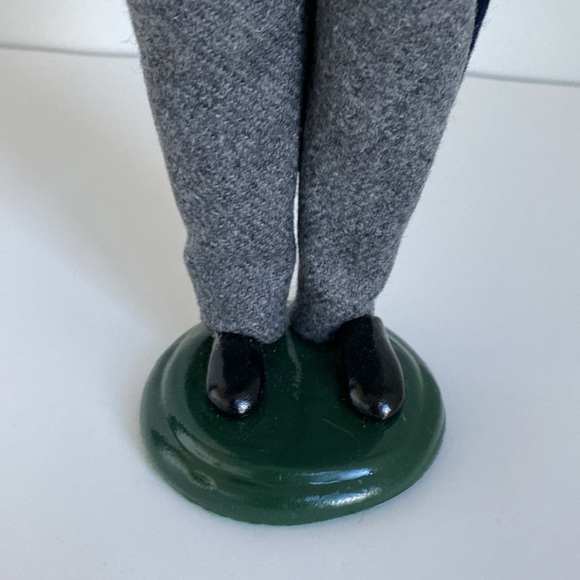 Byers' Choice Christmas Nutcracker Vendor - Picture 7 of 8